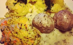 Na zdjęciu: Pulpety w sosie koperkowym, ziemniaki, surówka